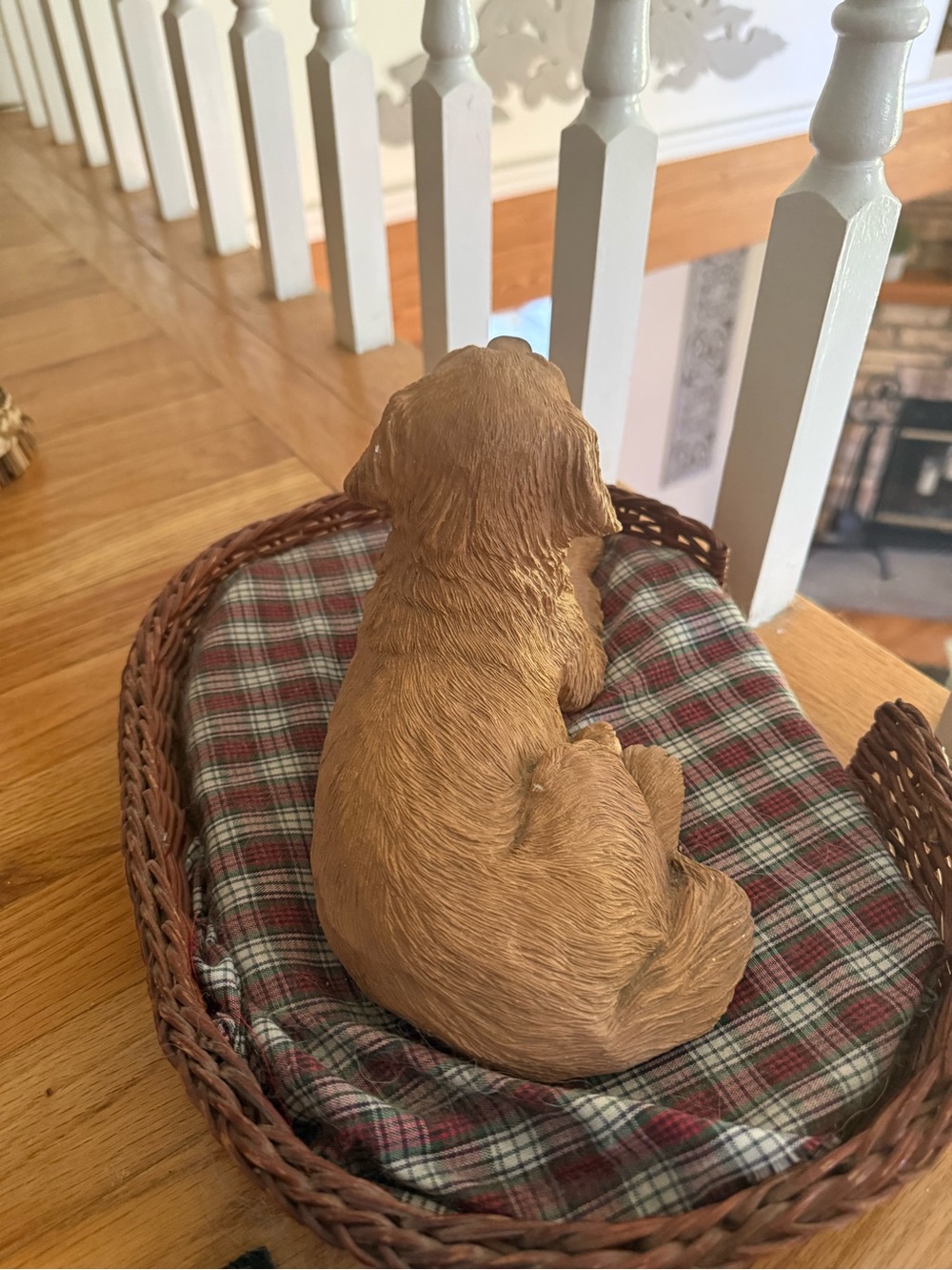 Sandcast Figurine Golden Retriever with Wicker bed & plaid cushion - Picture 3 of 6